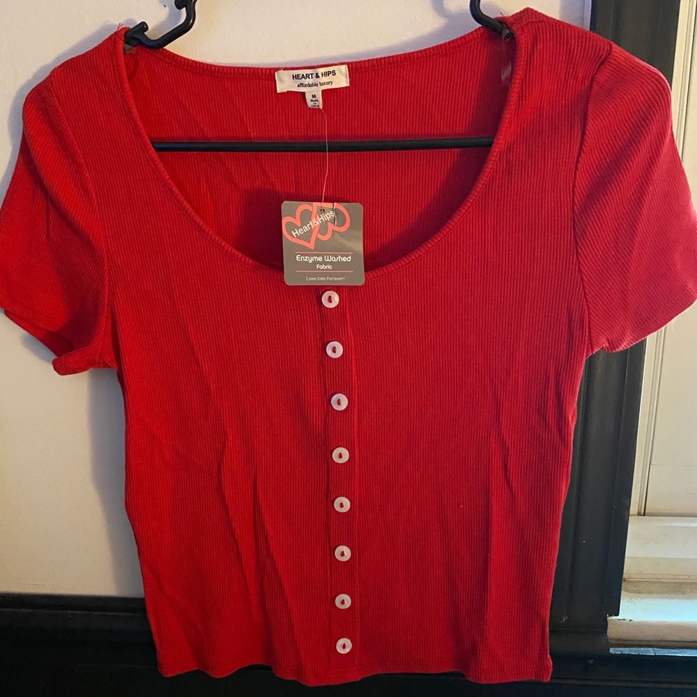 Center button red crop top ⛽️